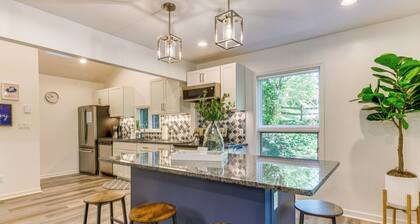 Modern Waynesville Cabin ~ 9 Mi to Lake Junaluska!