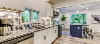 Modern Waynesville Cabin ~ 9 Mi to Lake Junaluska!