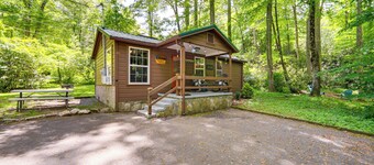 Pet-friendly Creekside Cabin w/ Pool Access!