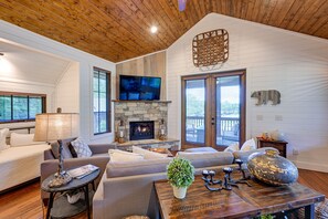 TV, fireplace - Modern-rustic Glenville Cabin: Golf, Hike + Unwind (Glenville)
