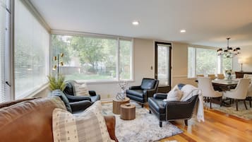 House (5 Bedrooms) | Interior