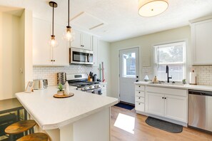 House (3 Bedrooms) | Private kitchen | Microwave, oven, stovetop, dishwasher