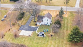 Eine Luftaufnahme eines eingeschossigen Hauses mit Garage, Auffahrt und kleinem Rasen.