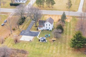 Eine Luftaufnahme eines eingeschossigen Hauses mit Garage, Auffahrt und kleinem Rasen.