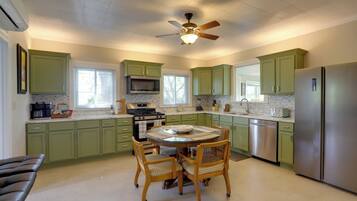 House (3 Bedrooms) | Interior