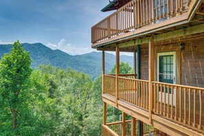 House (4 Bedrooms) | Interior - 'skyview Retreat' Cabin w/ Mountain Views! (Robbinsville)