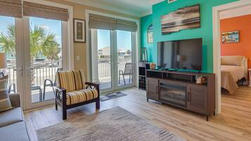 2 bedrooms, laptop workspace, bed sheets