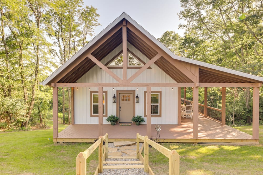 Serene Kentucky Cabin w/ Fireplace + Fire Pit!