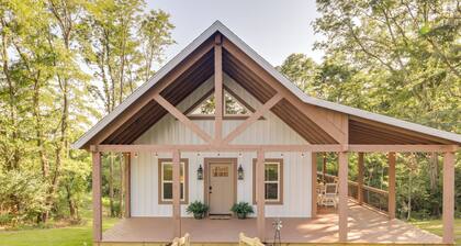 Serene Kentucky Cabin w/ Fireplace + Fire Pit!