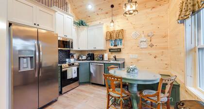 Serene Kentucky Cabin w/ Fireplace + Fire Pit!