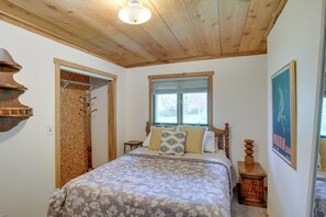 Cottage (4 Bedrooms) | Interior - Riverfront Escape in Shawano on 3 Private Acres! (Shawano)