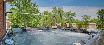 Home w/ Hot Tub + Deck ~ 3 Mi to Ark Encounter!