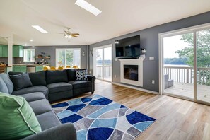 House (4 Bedrooms) | Living area | TV, fireplace, video game console, books - Stunning Tobyhanna Home w/ Lake Access + Kayaks! (Tobyhanna)