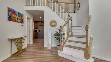 House (5 Bedrooms) | Interior