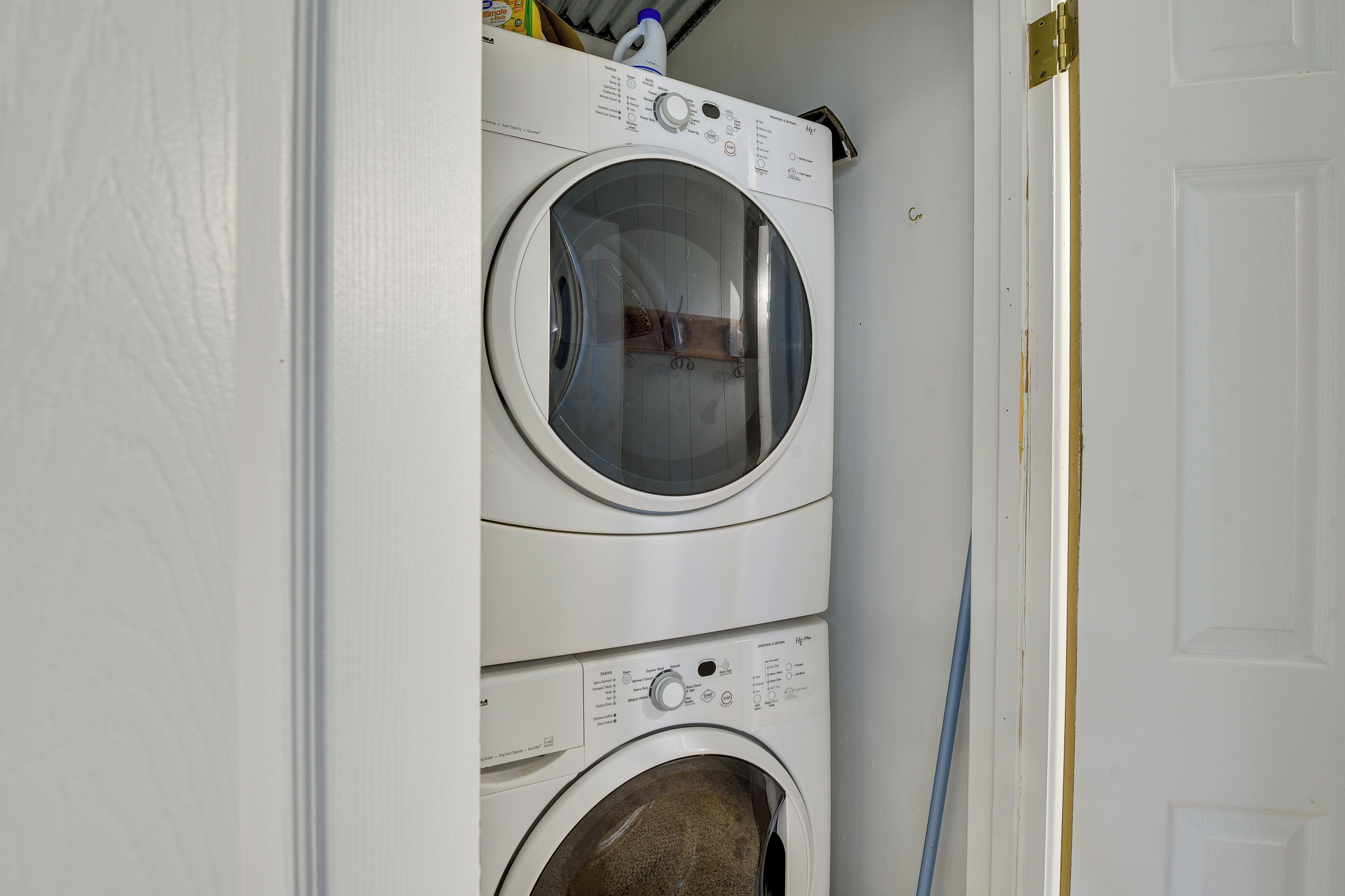 Lavadora y secadora apiladas en un cuarto de lavado.