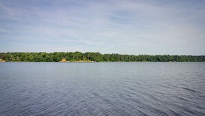 Tyyni järvi, jonka rannalla on metsää.
