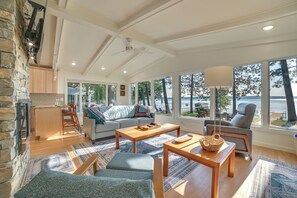 Casa (3 Bedrooms) | Área de sala de estar | Chimenea 