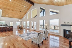 TV, fireplace - Mountain & Lake View Rexford Estate on 28 Acres! (Rexford)