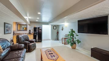 House (5 Bedrooms) | Interior