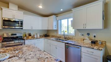 House (5 Bedrooms) | Interior