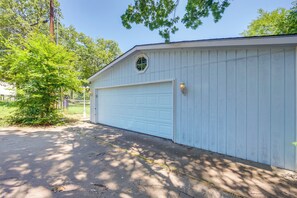 House (4 Bedrooms) | Interior - Dock, Deck & Kayaks: Home on Cedar Creek Reservoir (Mabank)