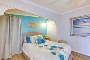 House (4 Bedrooms) | Interior - Dock, Deck & Kayaks: Home on Cedar Creek Reservoir (Mabank)