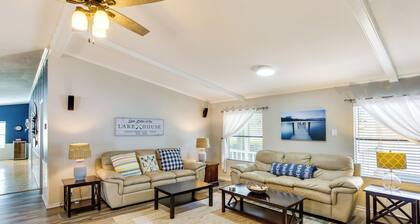 Hot Tub & Dock: Lakefront Mabank Home