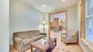 House (5 Bedrooms) | Interior