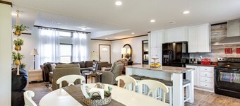 บ้าน Kingston พร้อมที่จอดเรือในสถานที่และอยู่ห่างจากทะเลสาบ 2 ไมล์