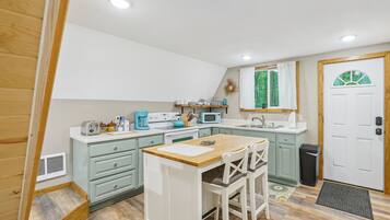 Microwave, oven, stovetop, cookware/dishes/utensils