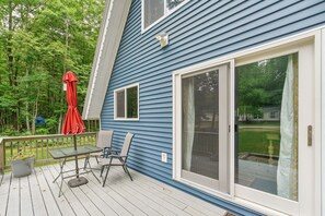 Outdoor dining - Cozy Michigan Escape w/ Deck, Fire Pit & Grill! (Ludington)
