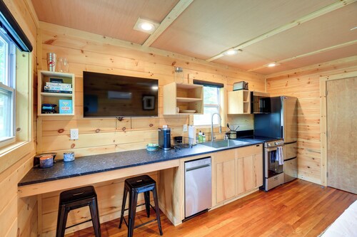 Cozy Hiker's Hideaway: Steps From Creeper Trail!