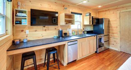 Cozy Hiker's Hideaway: Steps From Creeper Trail!