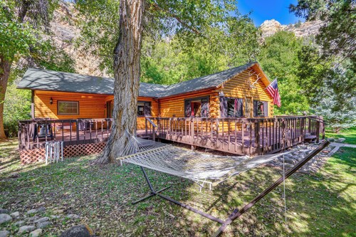 Creekside Ten Sleep Vacation Rental + Deck & Grill