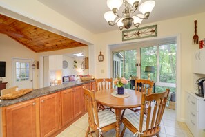 Dining - Bluebird Cottage in Newland Near Hiking & Skiing (Newland)