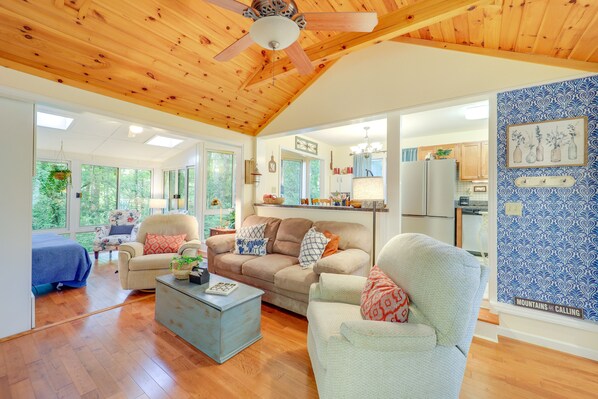 TV, fireplace - Bluebird Cottage in Newland Near Hiking & Skiing (Newland)