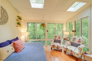 3 bedrooms, desk, laptop workspace, iron/ironing board - Bluebird Cottage in Newland Near Hiking & Skiing (Newland)