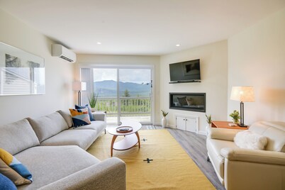 Newly Renovated Bartlett Condo w/ Mountain Views!