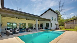 A modern house with a swimming pool, outdoor seating, and a covered patio area. - On Cedar Creek Reservoir: Malakoff Home w/ Pool! (Malakoff)