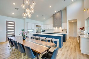 House (5 Bedrooms) | Interior