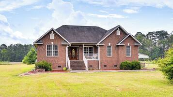 House (4 Bedrooms) | Exterior