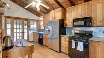 Microwave, oven, stovetop, cookware/dishes/utensils