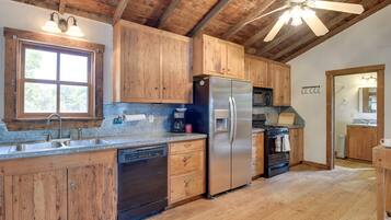 Microwave, oven, stovetop, cookware/dishes/utensils