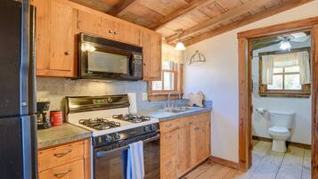 House (1 Bedroom) | Private kitchen | Microwave, cookware/dishes/utensils, paper towels