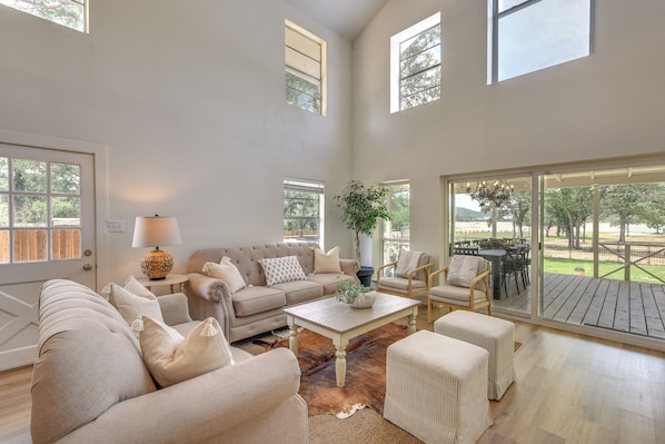 Interior - Gorgeous Palo Pinto Home w/ Private Hot Tub! (Palo Pinto)