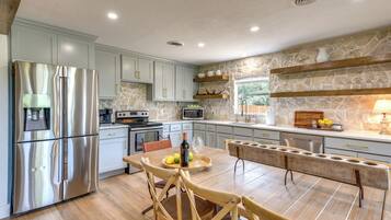 House (5 Bedrooms) | Interior