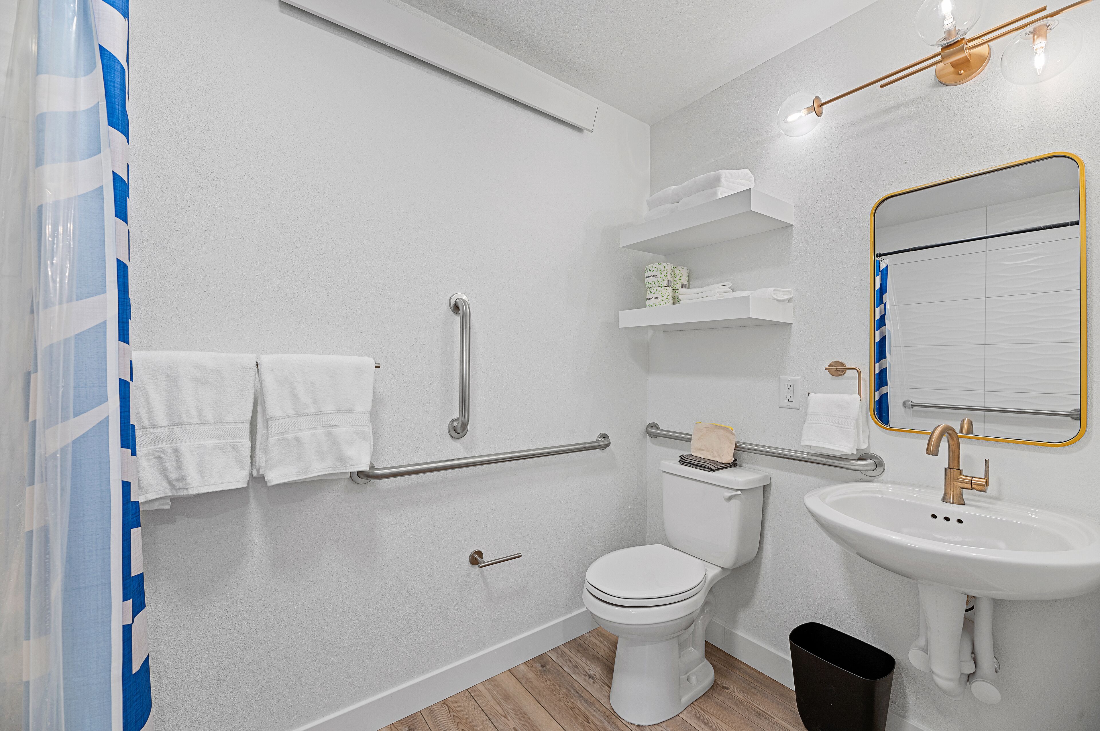 Ein Badezimmer mit Toilette, Waschbecken und Duschbereich.