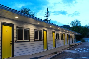 Fachada de la propiedad por la tarde o noche