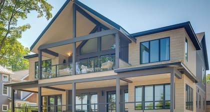 Walk to Lake Charlevoix: 4-season Group Getaway