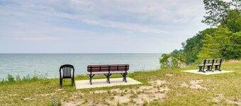 Pet-friendly Lake Erie Cottage - Walk to the Water